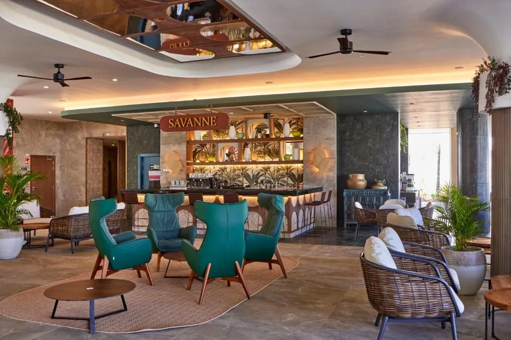 Lounge- und Barbereich der Lobby