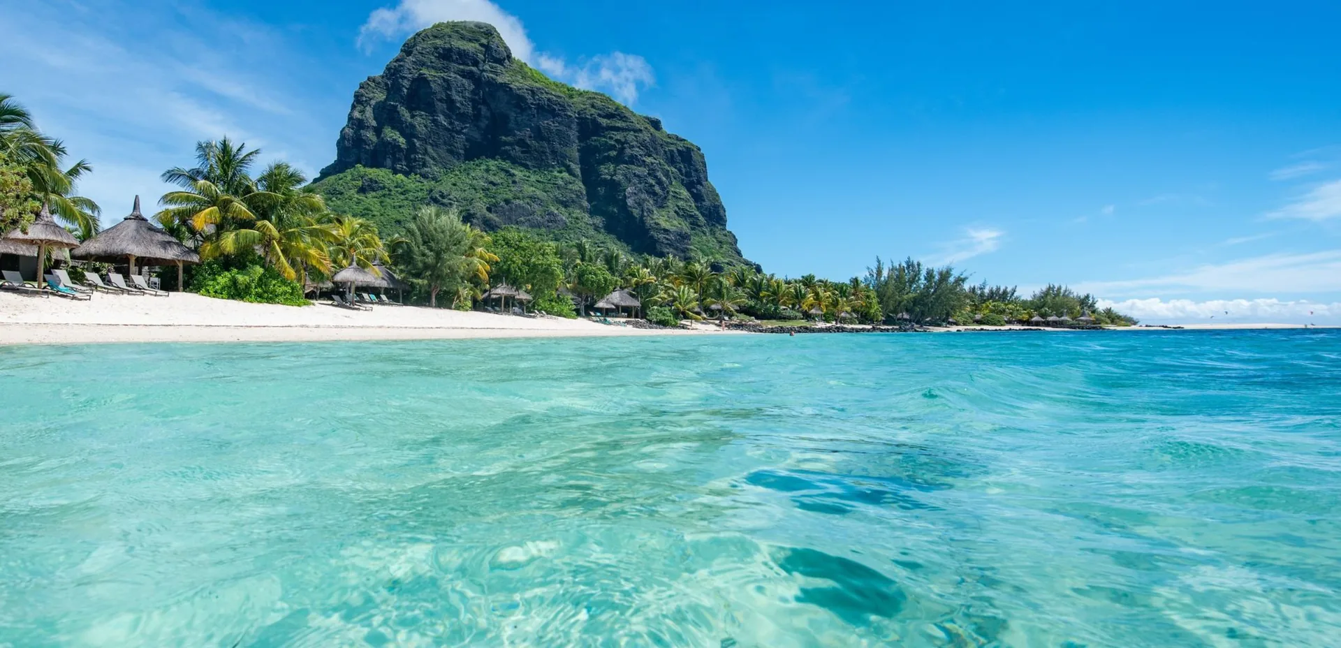 Der Strand von Le Morne mit dem Berg Le Morne Brabant im Hintergrund